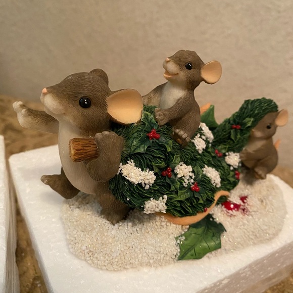 Charming Tails Bringing Home the Tree - Picture 4 of 7